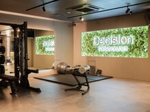 ディシジョン(Decision)/*自然を感じられるロゴウォール*