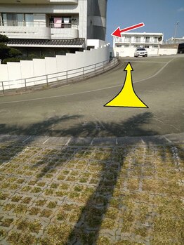 リラクゼーション アロ(ALO)/建物沿いを上がり左側です