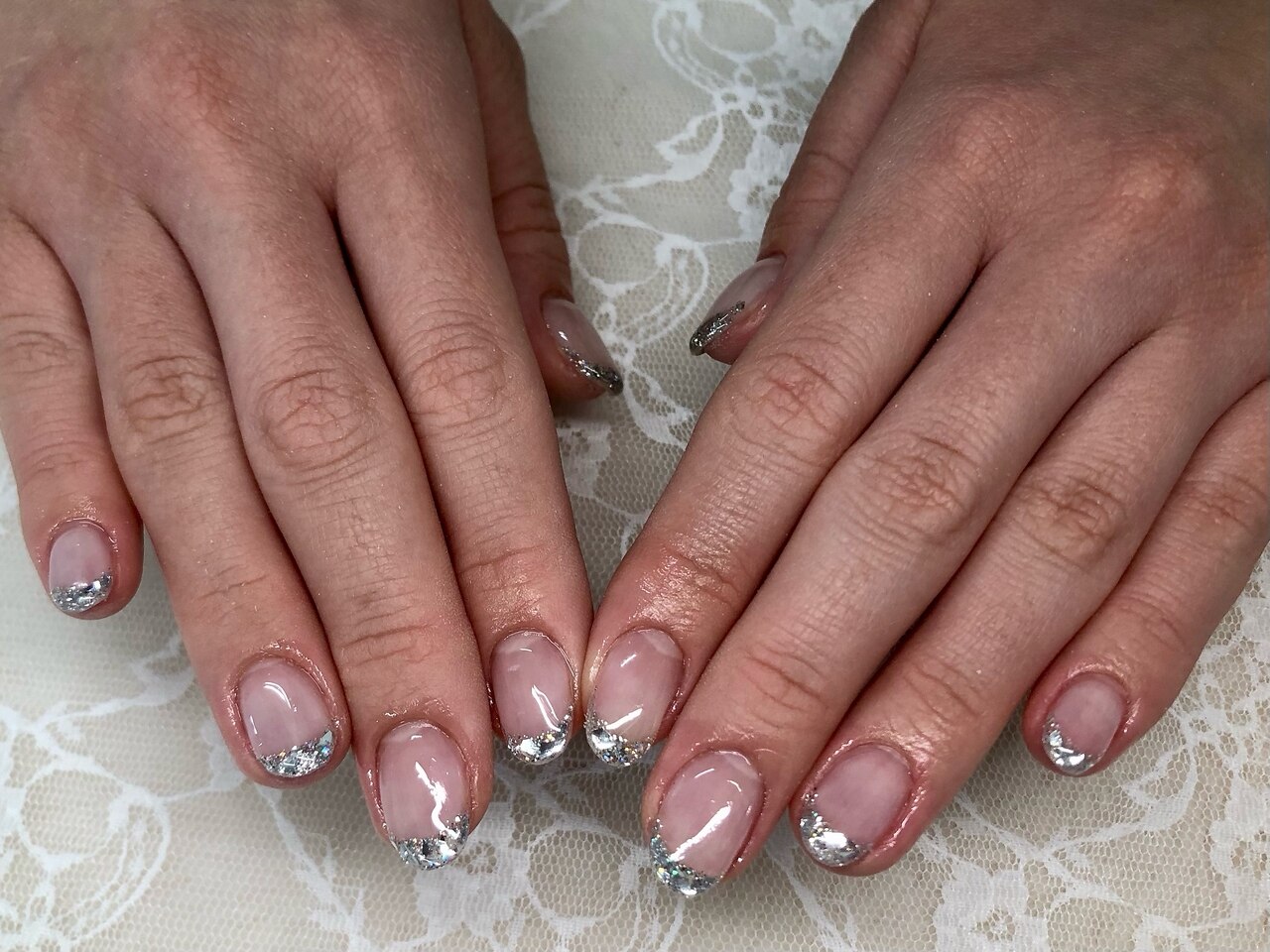 2025年-2026年冬トレンド】シルバーフレンチのネイルデザイン集｜人気