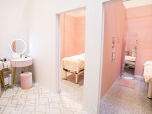 ピンクを基調としたお部屋で壁で仕切られた個室になっています☆