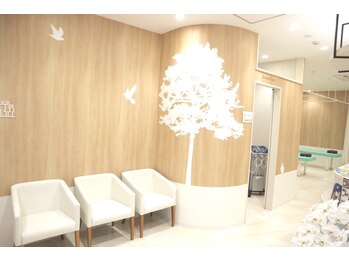 西大宮フォレストワン整骨院/明るく広々とした待合室!
