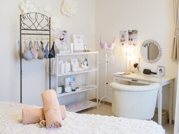 エレナ アイビューティー(Ele'na eye beauty)/フェイシャル/バストケア/アロマ