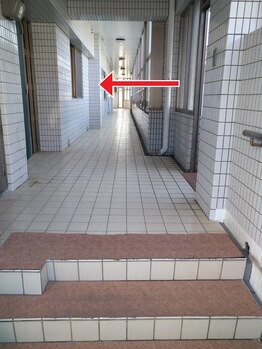 リラクゼーション アロ(ALO)/入口にALOマークの看板あり