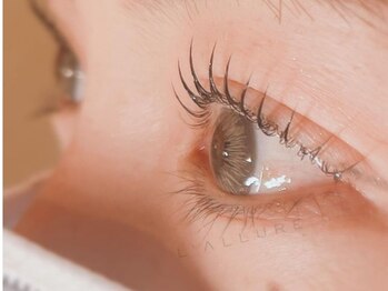 ラリュール(L'ALLURE.)の写真/まつ毛が短い,少ない方でも◎流行りのまつ毛パーマのようなエクステデザインを楽しめるメニューが人気♪