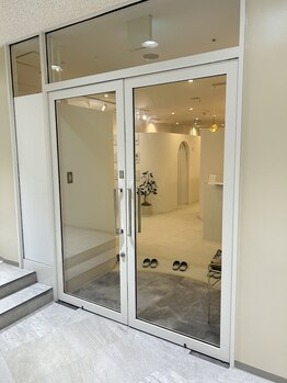 リルミ 天王寺院(ReLUMI)/看板のすぐ右が当院の入り口です