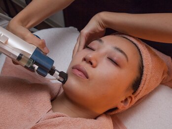 サロン アイプラス(salon i plus)の写真/諦めない！年齢肌の悩みに終止符を。専門技術によるたるみ・ホウレイ線予防ケアで、自信溢れる輝く未来へ！