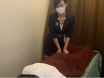 コンフュースニ(Confuciusni)/施術中