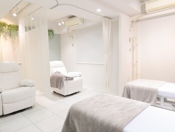 クイーン 渋谷店(QUEEN)/白基調の店内