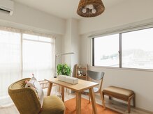 開放感あるナチュラルな店内で1対1の完全個室空間