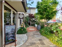 ティアス(t-us)/【外観】お花が咲き乱れるお庭