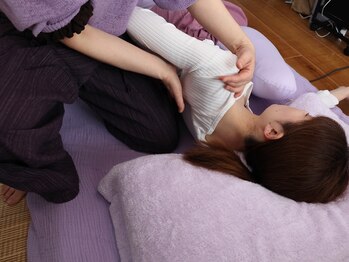 サロン ド ピラティス ラワンデル(salon de pilates)/タイ古式マッサージ施術風景