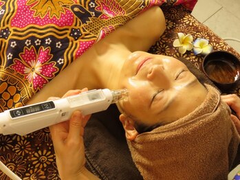 リラクゼーションサロン トゥジュール(Tujuhl)の写真/【バリ式フェイシャル×幹細胞導入ヘッド付85分】で血流UPしながらハリ艶美肌・小顔へ導く♪目元スッキリ◎