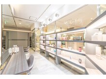 クレファ(CREFA)/大きな鏡の前でカウンセリング！