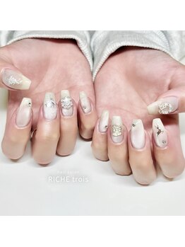リッシュ トロワ(RICHE trois)/ホワイトマグのクリスマスネイル