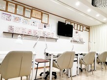 施術席がゆったり並ぶ、清潔感ある落ち着いたネイル空間