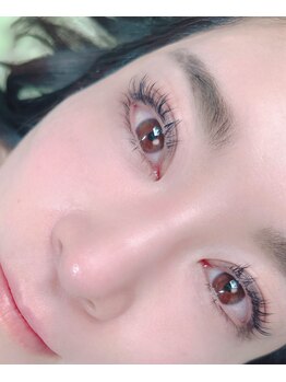 ボンボンヴィー(BON BON VIE)の写真/ナチュラルもボリュームお任せください！上品な目元で美をサポート◎歴16年で施術の速さも自慢です◎