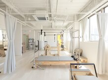 コキュウピラティストゥディ(KOKYU PILATES TODAY)の雰囲気（タワーやチェアなど様々なマシンをご利用いただけます♪）