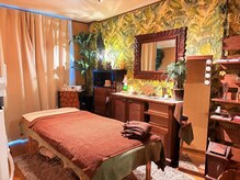 アジアンテイストで、ゆったりくつろげる店内