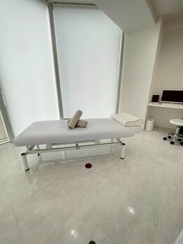 【肩こり/首こり/頭痛専門店】整体アンプール本八幡の写真/[白を基調とした当店こだわりの空間でおもてなし]本八幡駅徒歩2分の好立地で、お仕事終わりにも通える◎