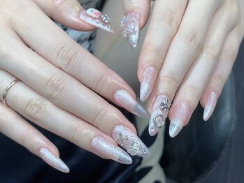 ネイルモンスター 新宿店(NAIL MONSTER)の写真/フォルムにもこだわる長さ出しで指先を美しく華やかに☆お好みの長さやデザインでなりたい指先を叶えます♪