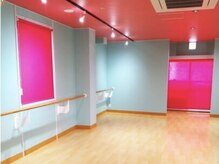 スタジオヴィータナオコベリーダンスクラス(Studio vita Naoko Belly Dance Class)の雰囲気（ピンクとパステルブルーの女の子らしい可愛いスタジオです！）