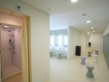 アクアスやいづ/更衣室にはシャワールームを完備