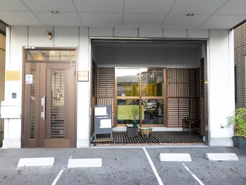 ゆり鍼灸/左側の玄関からお入り下さい