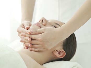 小顔職人の写真/【お悩みNo.1】首肩コリ・小顔ケアを同時に◎小顔コルギで全て解決!お顔のたるみ改善、リフトアップも叶う!