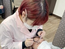 ベリーアイズ 町田店(Berry Eyes)の雰囲気（清潔感のある店内での施術風景♪リラックスできるとご好評です◎）