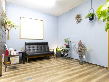 ゆり鍼灸/グリーン溢れる広々待合室