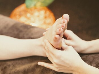 チラックスルーム アンドユー(chillax room &U)の写真/お好きなアロマの香りをお選びいただき、足裏の反射区への刺激から自律神経へ働きかけて深いリラックスへ…
