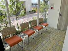 鶴瀬駅前鍼灸接骨院/広い待合室があります。