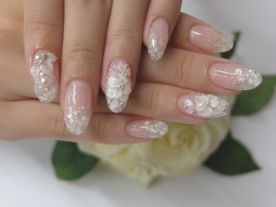 2025年冬】ホワイト フラワーのネイルデザイン集｜人気順  