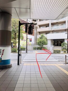 ジュノ(JUNO)/横断歩道を渡ります。