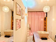 ハッテンビューティーパーク 神戸店(Hatten Beauty Park 810)の雰囲気（白を基調にした清潔なサロン内観）