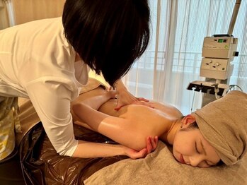 ヴエナカラテンジン(Buenacara Tenjin)の写真/首、肩甲骨、背中をオイルマッサージでしっかりほぐし、デコルテから背中にかけての凝りをスッキリ解消！