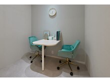 完全個室でカウンセラーがお肌の状態や肌悩みを伺います。