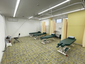 鶴瀬駅前鍼灸接骨院/個室のほかに開けたスペースも有