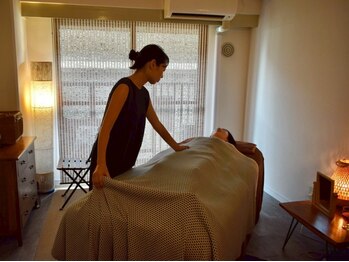 ラ アクサル(la.akthar)の写真/顔の歪みの原因は身体から!?小顔コースでも、全身を触って調整し身体の歪み・全身のバランスを整えます◎