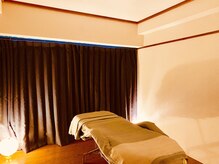 当店は他店と違い頭の土台となる背骨と首を見るので整体などで使われるベッドを使います。