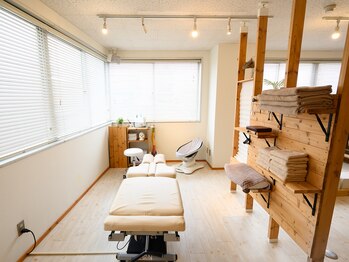 ホーム カイロプラクティック 平塚整体院/施術ベッド☆電動バウンサーあり