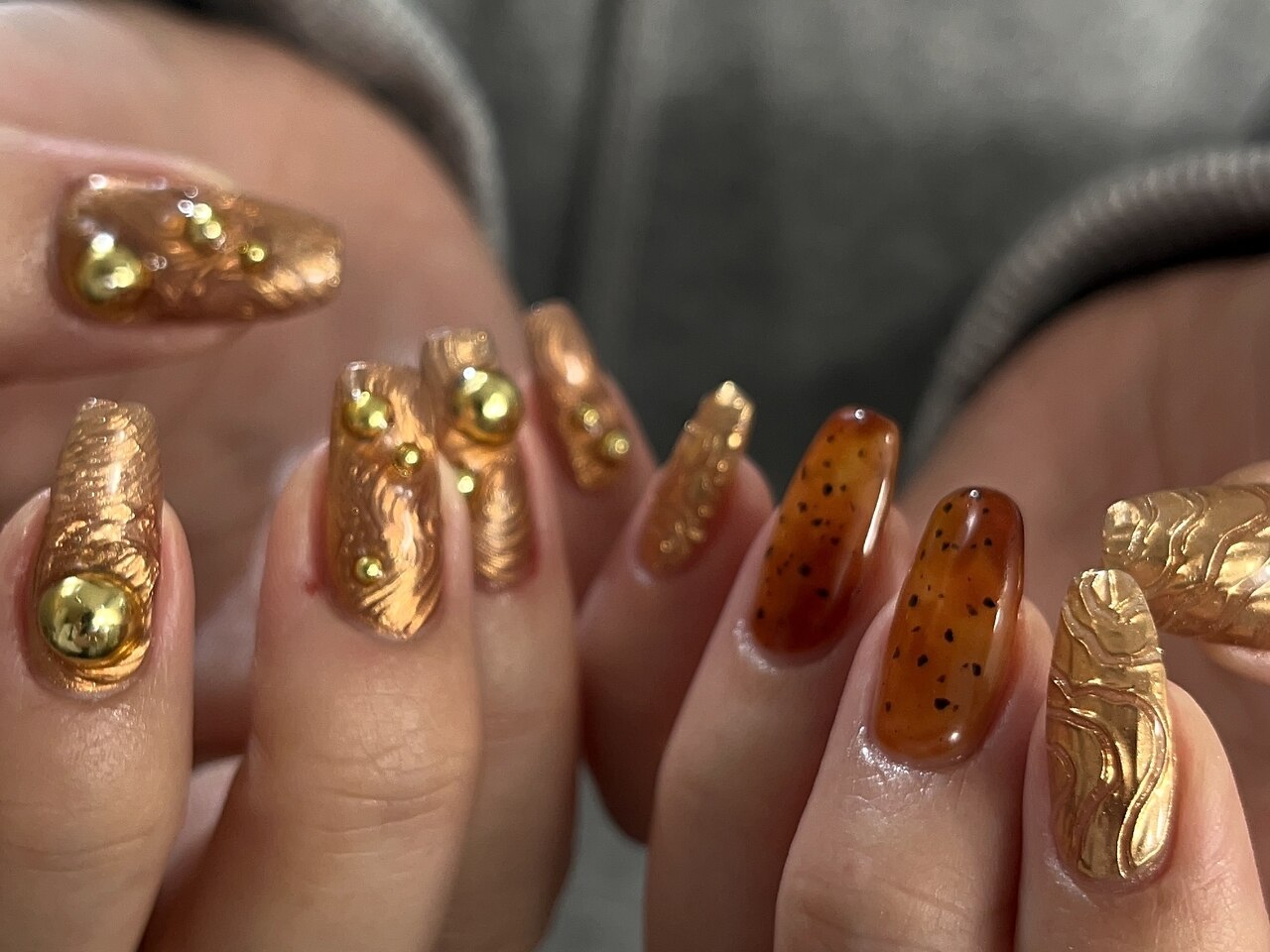 2026年冬トレンド】メタリックゴールドのネイルデザイン集｜人気順