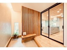 温かな木が迎える上質な空間で日常を忘れる贅沢なひとときへ。