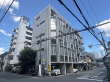 ジーニー 天六店(genie)の雰囲気（たばこ屋さん前の、一階に駐車場のあるコンクリートのビルです）