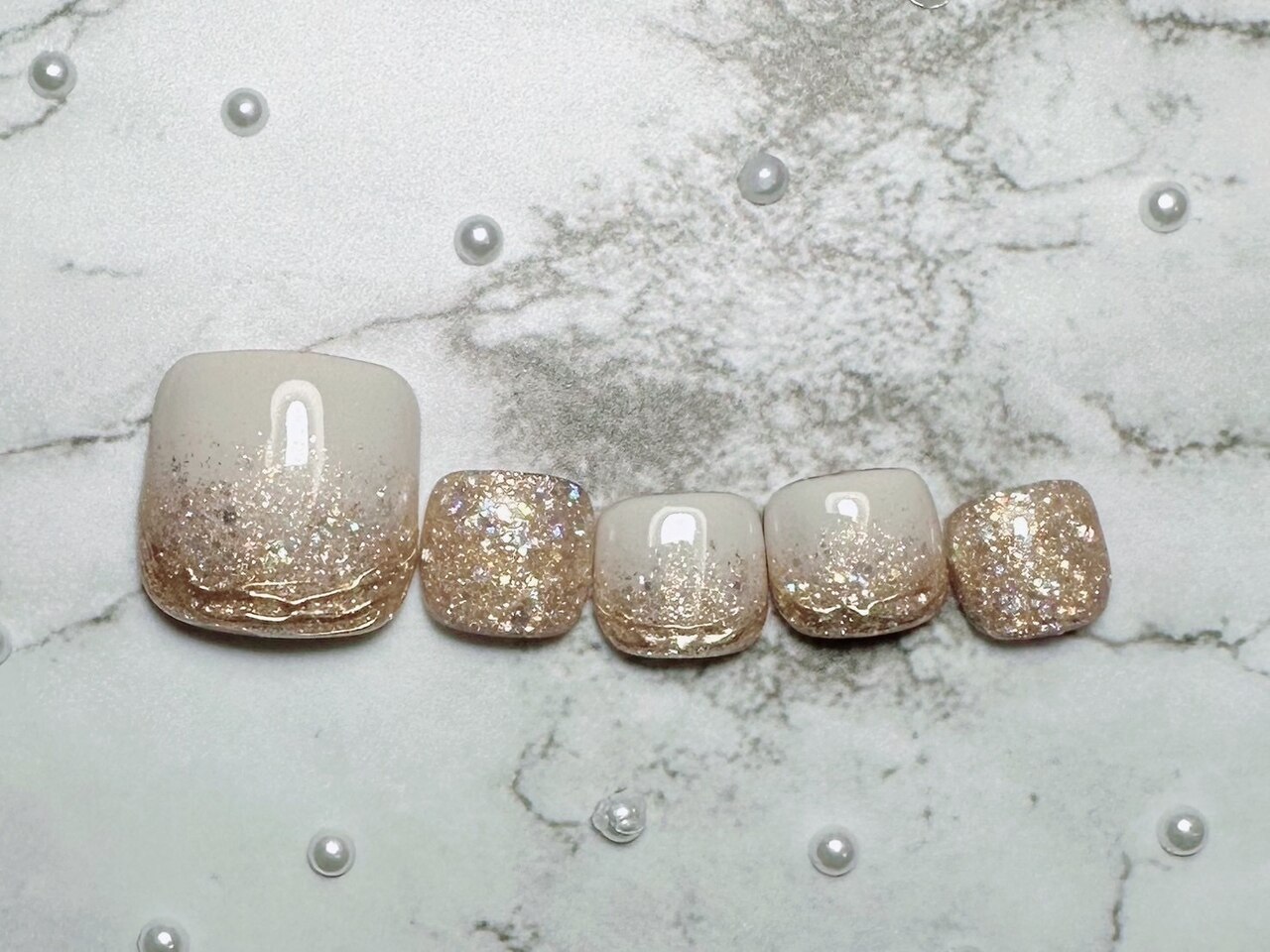 2025年-2026年冬トレンド】ミラー フットのネイルデザイン集｜人気順