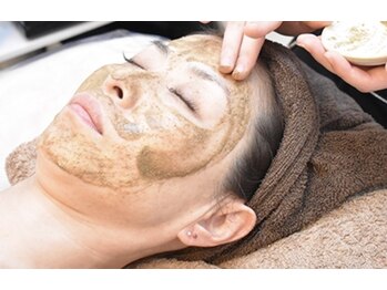 ルミナ(Lumina)/潤いハーブピーリングで肌質改善