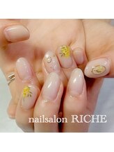 リッシュ(RICHE)/淡いミモザネイル