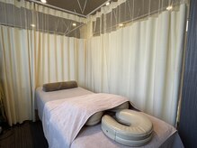らいおんハート鍼灸整骨院 辻堂の雰囲気（施術ベッドは全部で4床！各ベッドカーテンで仕切られています。）