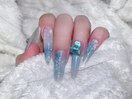 海と雪が溶け合う幻想ネイル