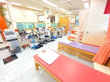 接骨院いなばの雰囲気（【施術室】伝統技術と最先端機器であらゆる痛みに対応◎）